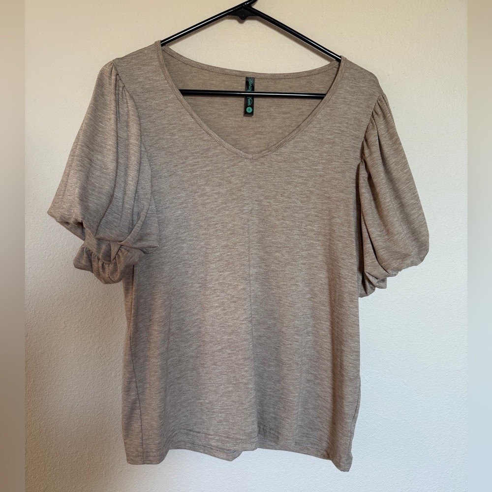 NWOT Women's V-Neck Puff Sleeve Tee in Taupe
